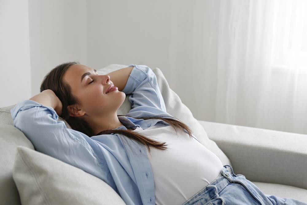 Femme détendue couchée sur son canapée