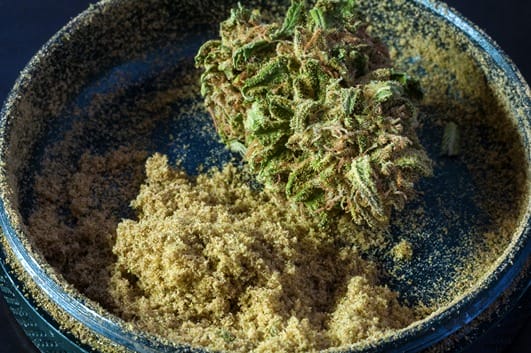 Pollen et fleurs de cannabis dans un grinder en gros plan
