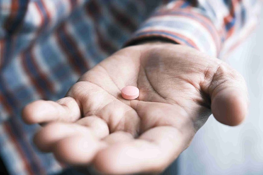 Une pilule dans une paume de main