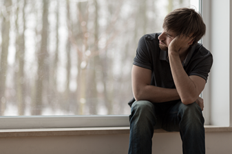 Un homme se tenant la tête symbolisant les effets du CBD contre la dépression