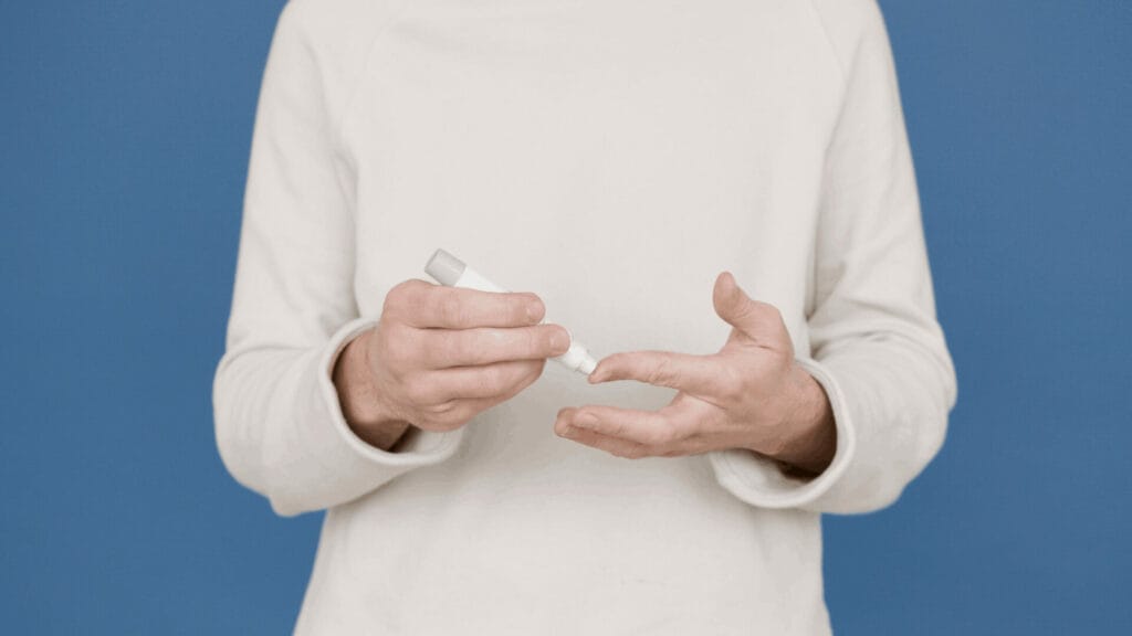 Un homme se piquant le doigt avec un dispositif médical pour connaitre son taux d'insuline illustrant l'effet du CBD sur le diabète