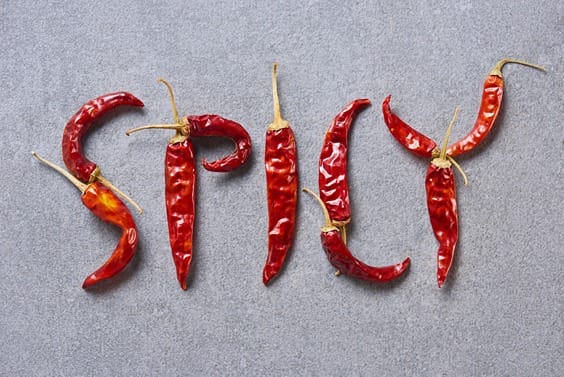 Des piments formant le mot "Spicy"