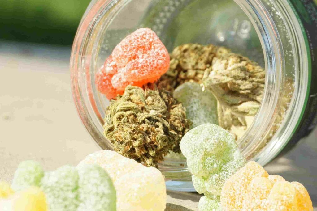 Des bonbons avec du cannabis dans un contenant en verre