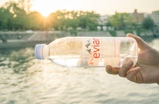 Gros plan sur une bouteille d'eau Evian symbolisant l'hydratation