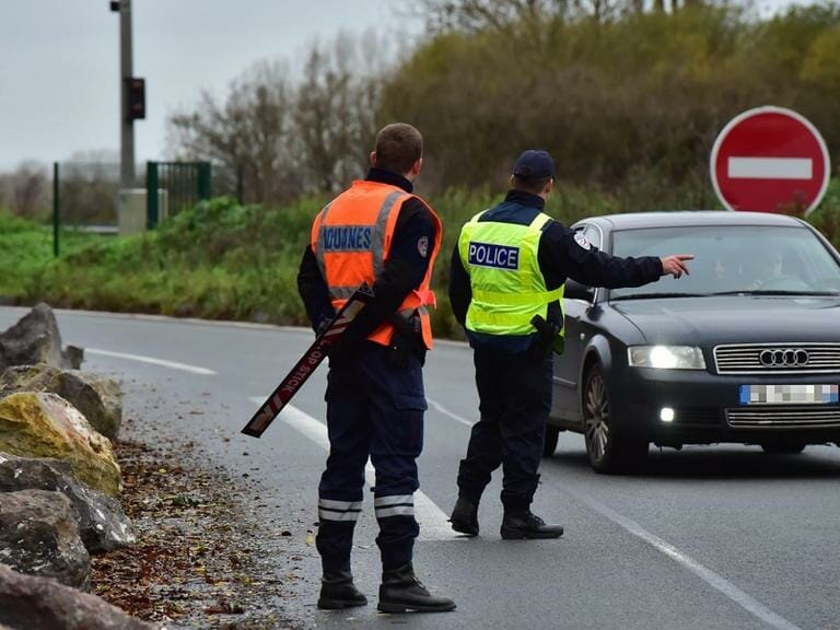 Contrôle routier de la police français pour tester CBD et conduite